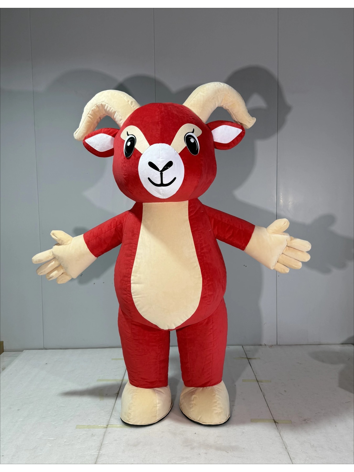 Aufblasbares Rotes Ziegen-Mask – Suits Bewertung und Preis