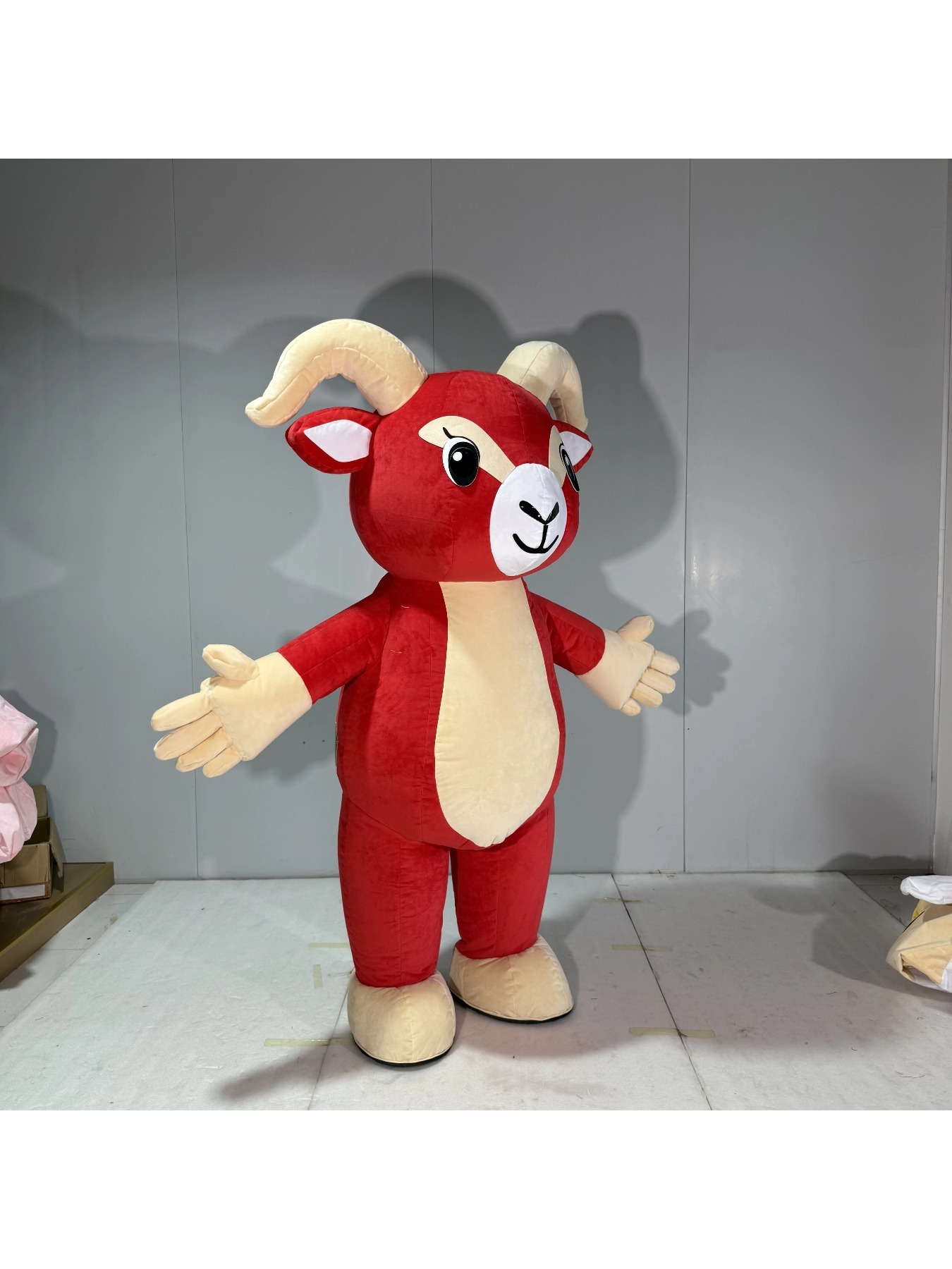 Aufblasbares Rotes Ziegen-Mask – Suits Bewertung und Preis